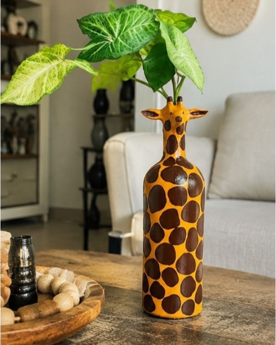 Vaso de cerâmica pintado à mão em formato de girafa